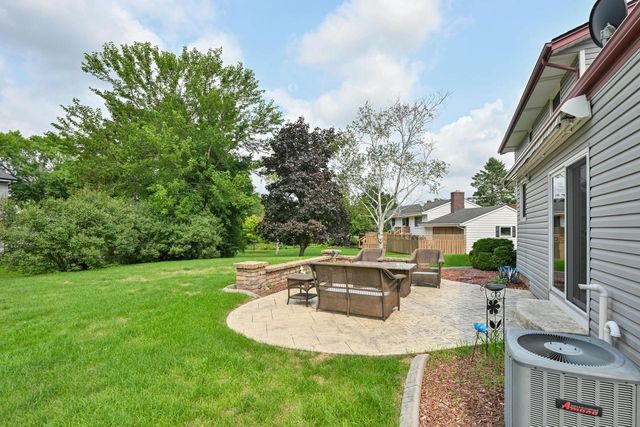15100 W Glendale DRIVE, New Berlin, WI 53151