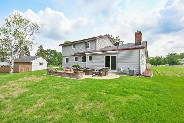 15100 W Glendale DRIVE, New Berlin, WI 53151