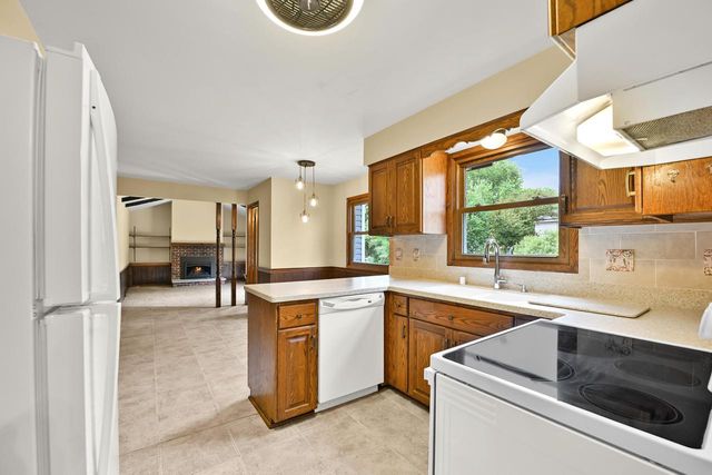 15100 W Glendale DRIVE, New Berlin, WI 53151