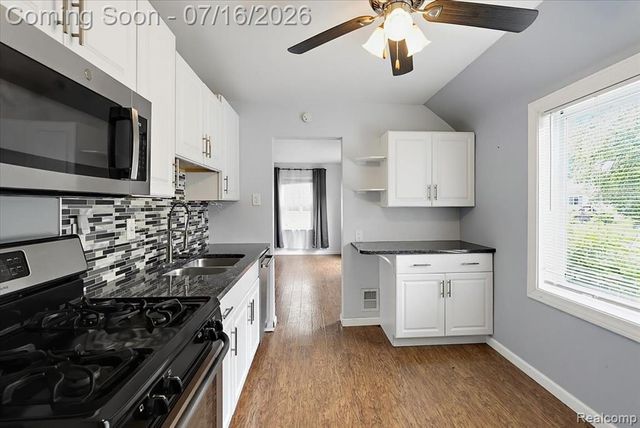 1657 W Troy Street, Ferndale, MI 48220