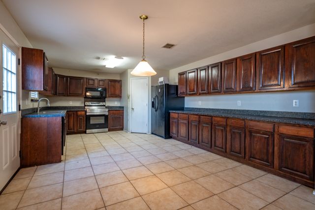 1200 McMillan Drive, Cedar Hill, TX 75104