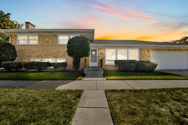 1900 Manchester Avenue, Westchester, IL 60154