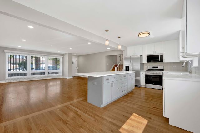 1900 Manchester Avenue, Westchester, IL 60154