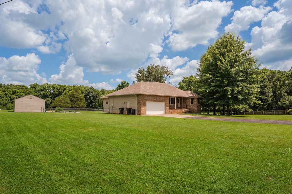 1482 N Osburn Lane, Nixa, MO 65714