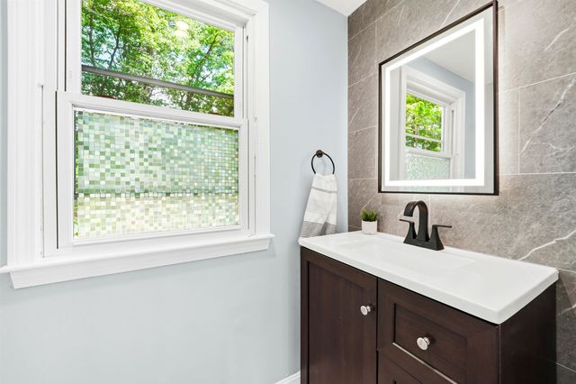 27 Gilcreast Road, Londonderry, NH 03053