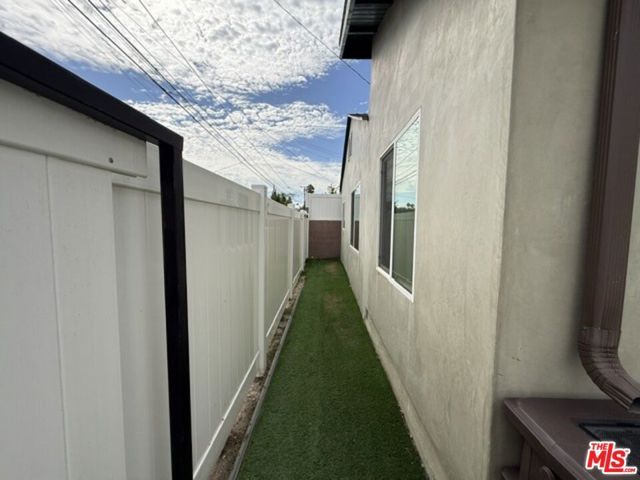 19604 Victory Boulevard, Los Angeles, CA 91335