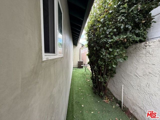 19604 Victory Boulevard, Los Angeles, CA 91335