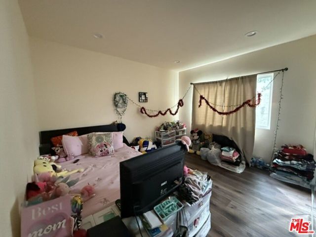 19604 Victory Boulevard, Los Angeles, CA 91335