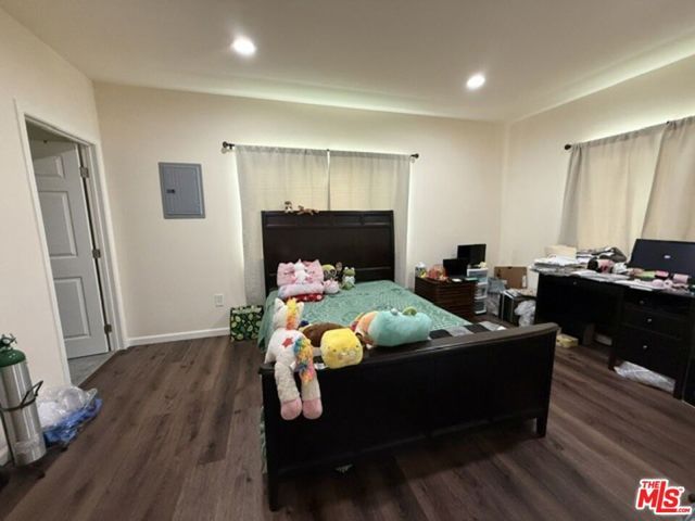 19604 Victory Boulevard, Los Angeles, CA 91335