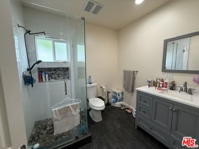 19604 Victory Boulevard, Los Angeles, CA 91335