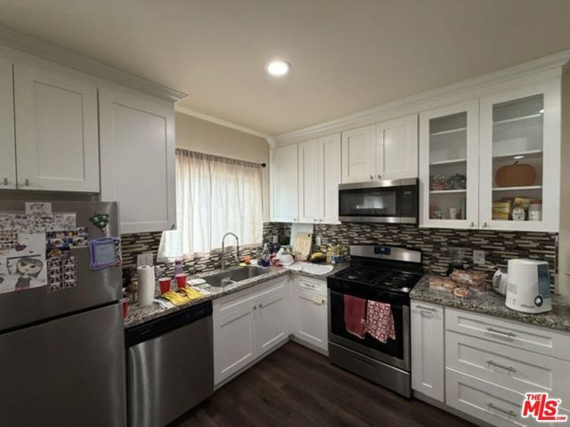 19604 Victory Boulevard, Los Angeles, CA 91335