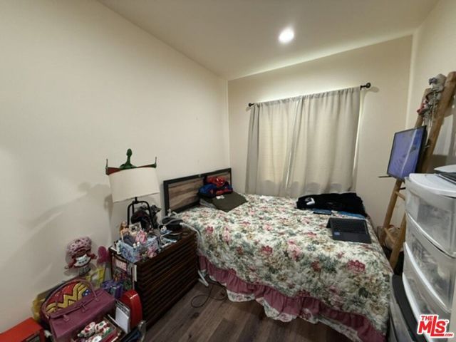 19604 Victory Boulevard, Los Angeles, CA 91335