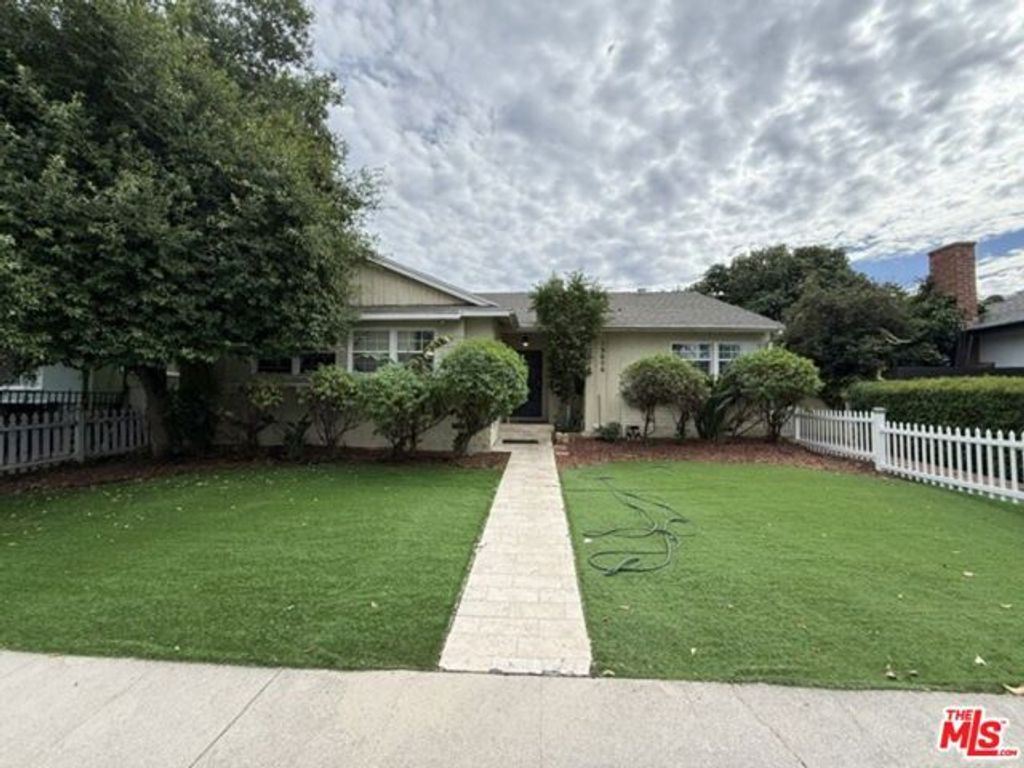 19604 Victory Boulevard, Los Angeles, CA 91335