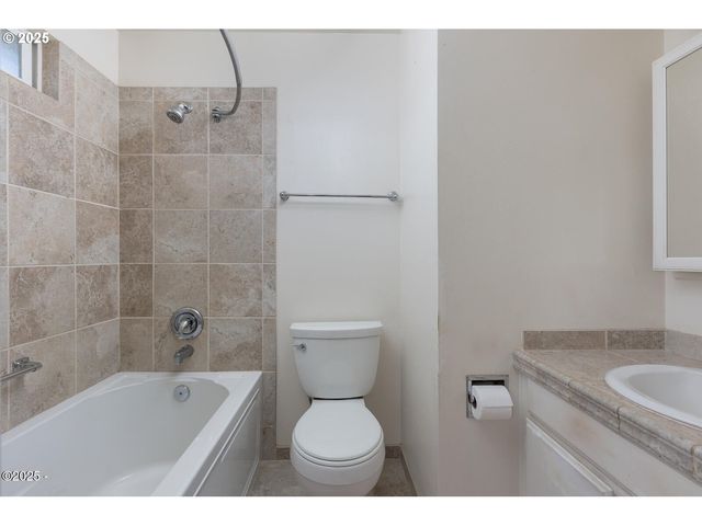 1011 Ne BENTON St, Newport, OR 97365