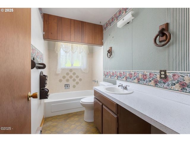 1011 Ne BENTON St, Newport, OR 97365