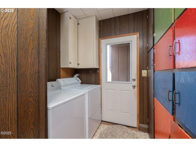 1011 Ne BENTON St, Newport, OR 97365