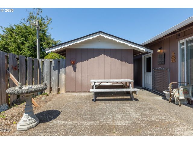 1011 Ne BENTON St, Newport, OR 97365