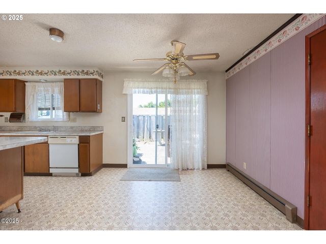 1011 Ne BENTON St, Newport, OR 97365