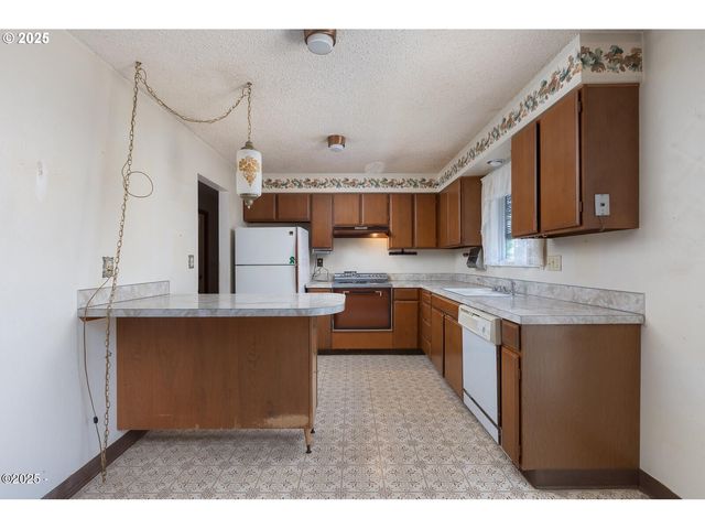 1011 Ne BENTON St, Newport, OR 97365