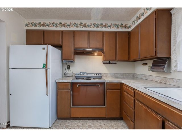 1011 Ne BENTON St, Newport, OR 97365