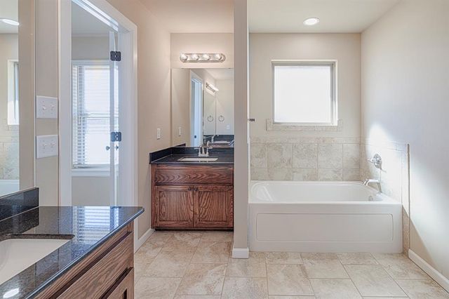 2029 W Flintlock Way, Mustang, OK 73064