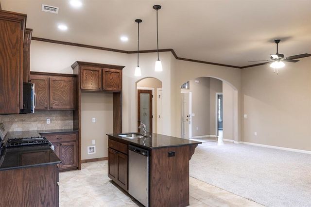 2029 W Flintlock Way, Mustang, OK 73064