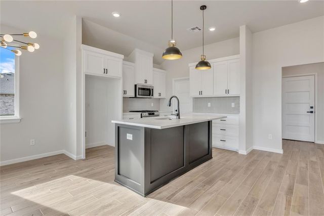 642 Grand Sycamore Drive, Washington, OK 73093