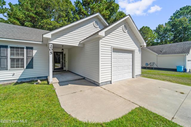 205 Sourwood Court, Jacksonville, NC 28540