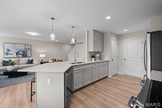 2 Burlington at Oakshire, O'fallon, MO 63385