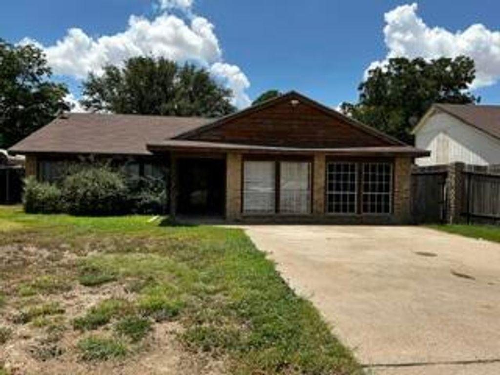 Image 1 of property listing at 1102 E 9th Street, Big Lake, TX 76932