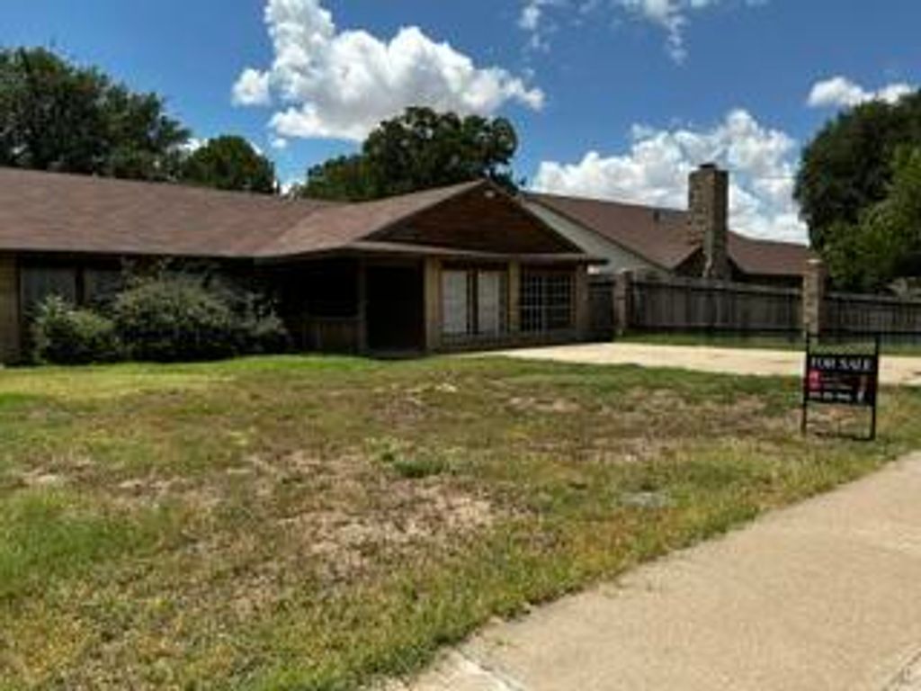 Image 2 of property listing at 1102 E 9th Street, Big Lake, TX 76932