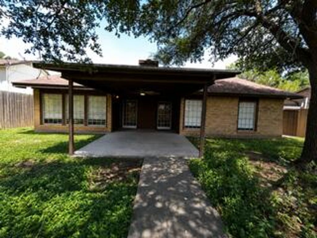 Image 3 of property listing at 1102 E 9th Street, Big Lake, TX 76932