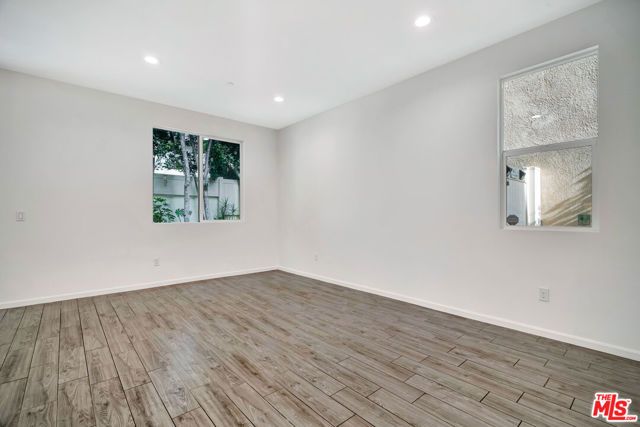 15215 W Fred Way, Van Nuys (los Angeles), CA 91405