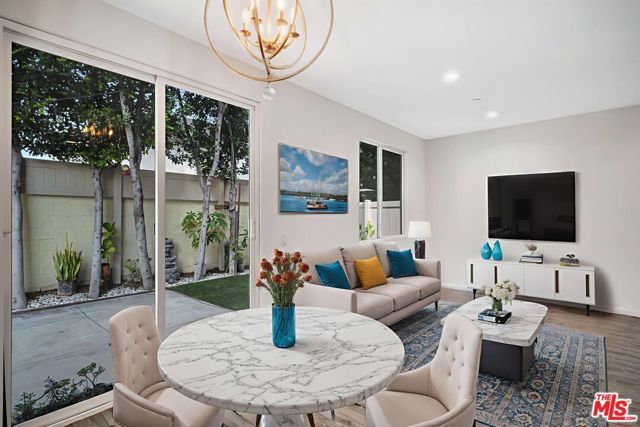 15215 W Fred Way, Van Nuys (los Angeles), CA 91405