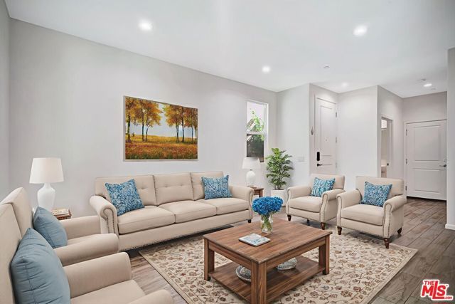 15215 W Fred Way, Van Nuys (los Angeles), CA 91405