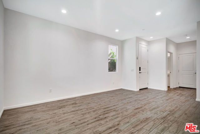 15215 W Fred Way, Van Nuys (los Angeles), CA 91405