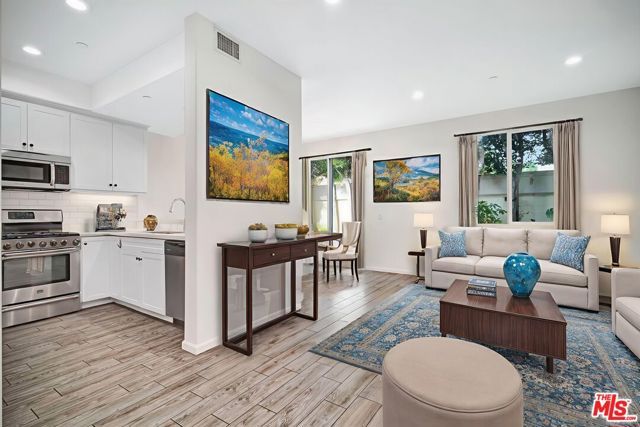 15215 W Fred Way, Van Nuys (los Angeles), CA 91405