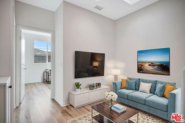 15215 W Fred Way, Van Nuys (los Angeles), CA 91405