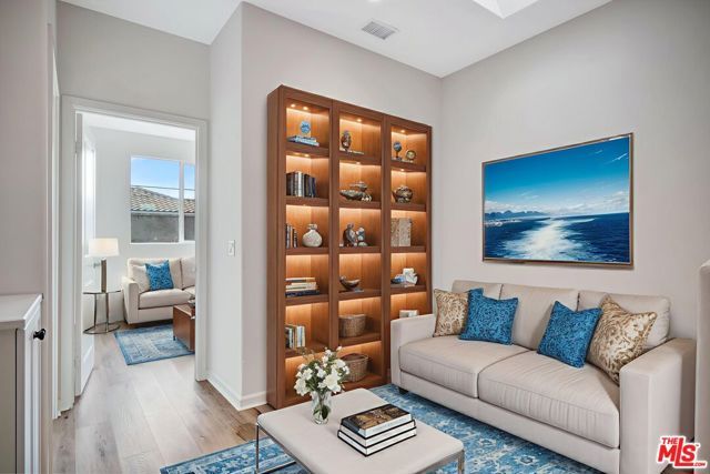 15215 W Fred Way, Van Nuys (los Angeles), CA 91405