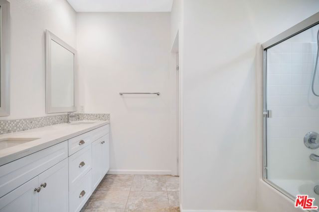 15215 W Fred Way, Van Nuys (los Angeles), CA 91405