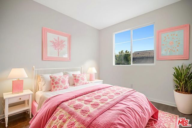 15215 W Fred Way, Van Nuys (los Angeles), CA 91405