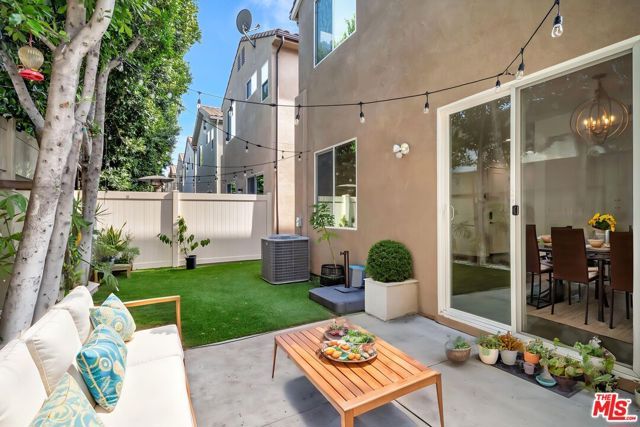 15215 W Fred Way, Van Nuys (los Angeles), CA 91405