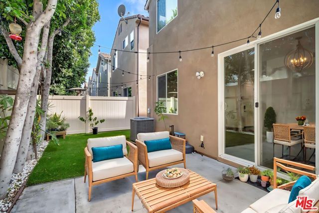 15215 W Fred Way, Van Nuys (los Angeles), CA 91405