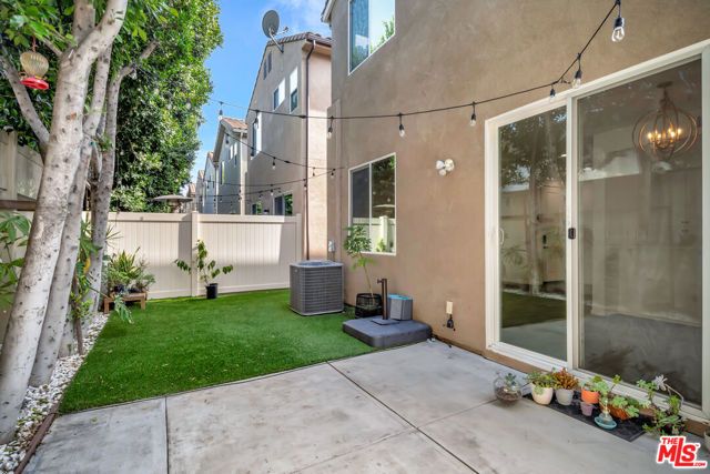 15215 W Fred Way, Van Nuys (los Angeles), CA 91405