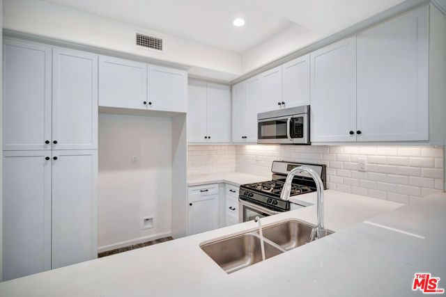 15215 W Fred Way, Van Nuys (los Angeles), CA 91405