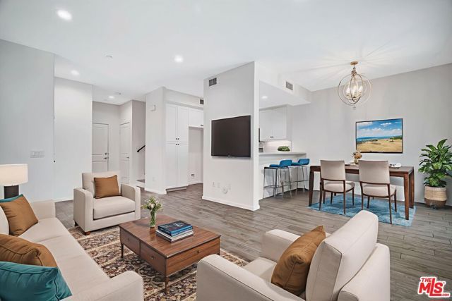 15215 W Fred Way, Van Nuys (los Angeles), CA 91405