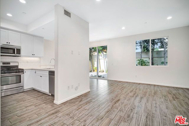 15215 W Fred Way, Van Nuys (los Angeles), CA 91405