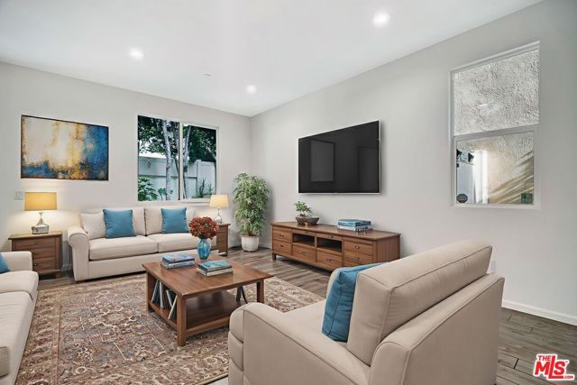 15215 W Fred Way, Van Nuys (los Angeles), CA 91405