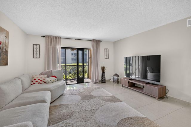410 Lakeview Drive 103, Weston, FL 33326