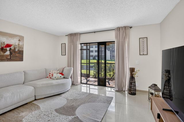 410 Lakeview Drive 103, Weston, FL 33326